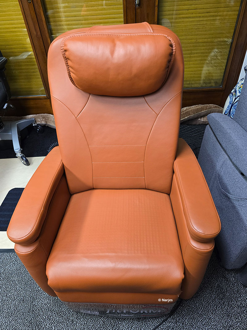 Fitform 570 Vario, Aufstehsessel, Pflegesessel, Frontansicht