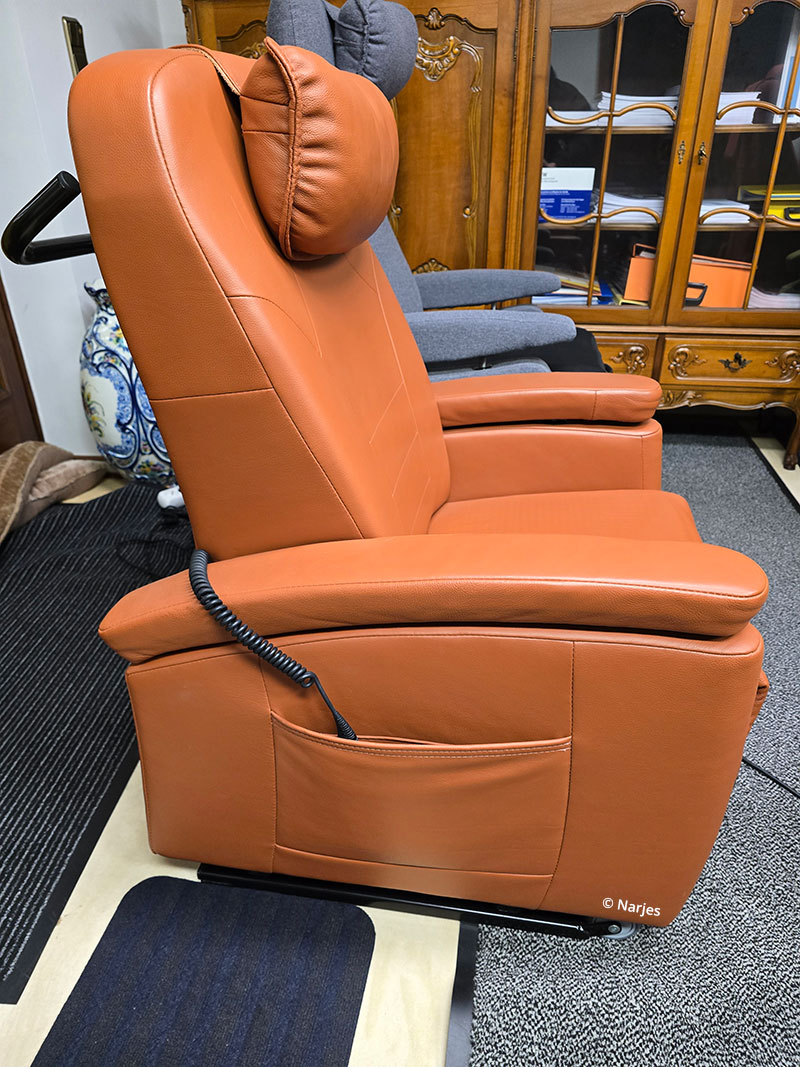 Fitform 570 Vario, Aufstehsessel, Pflegesessel mit hochklappbarer Armlehne