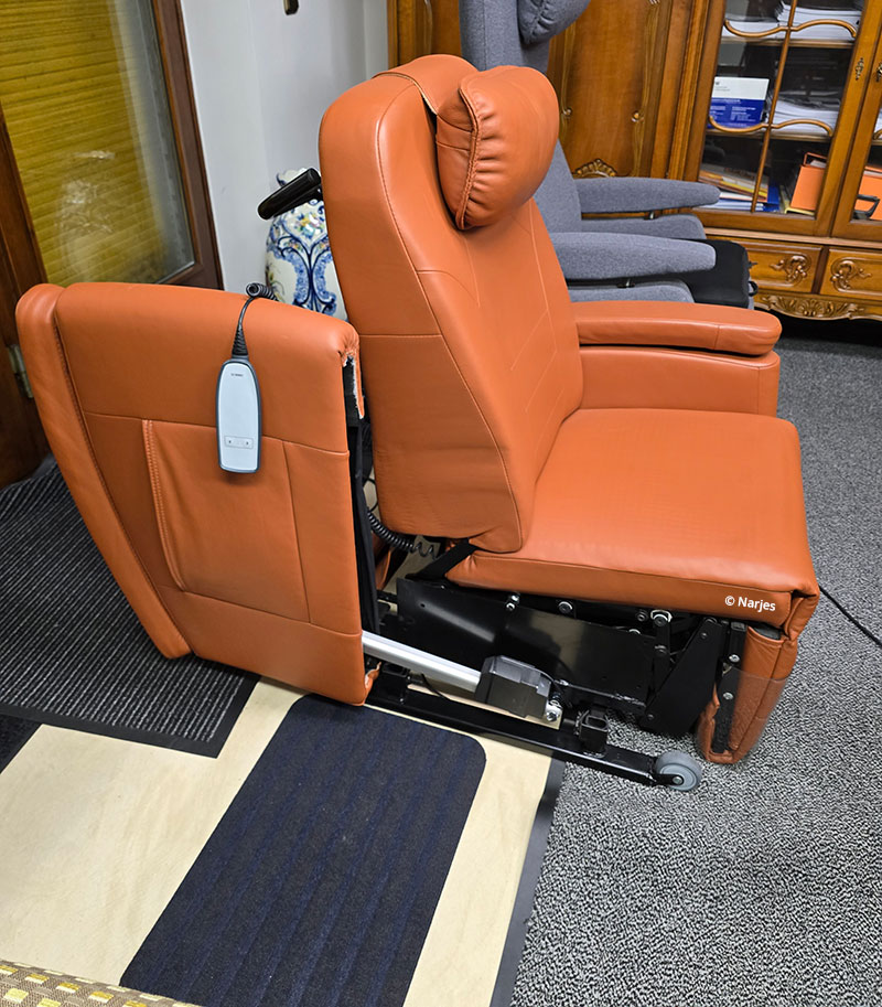 Fitform 570 Vario, Aufstehsessel, Pflegesessel, elektrisch hochklappbare rechte Armlehne für seitlichen Rollstuhltransfer