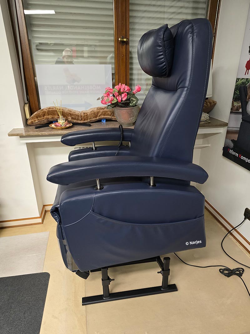 Fitform Pflegesessel 560 Vario, 3motorig, Ausstellungsstück, Aufstehhilfe