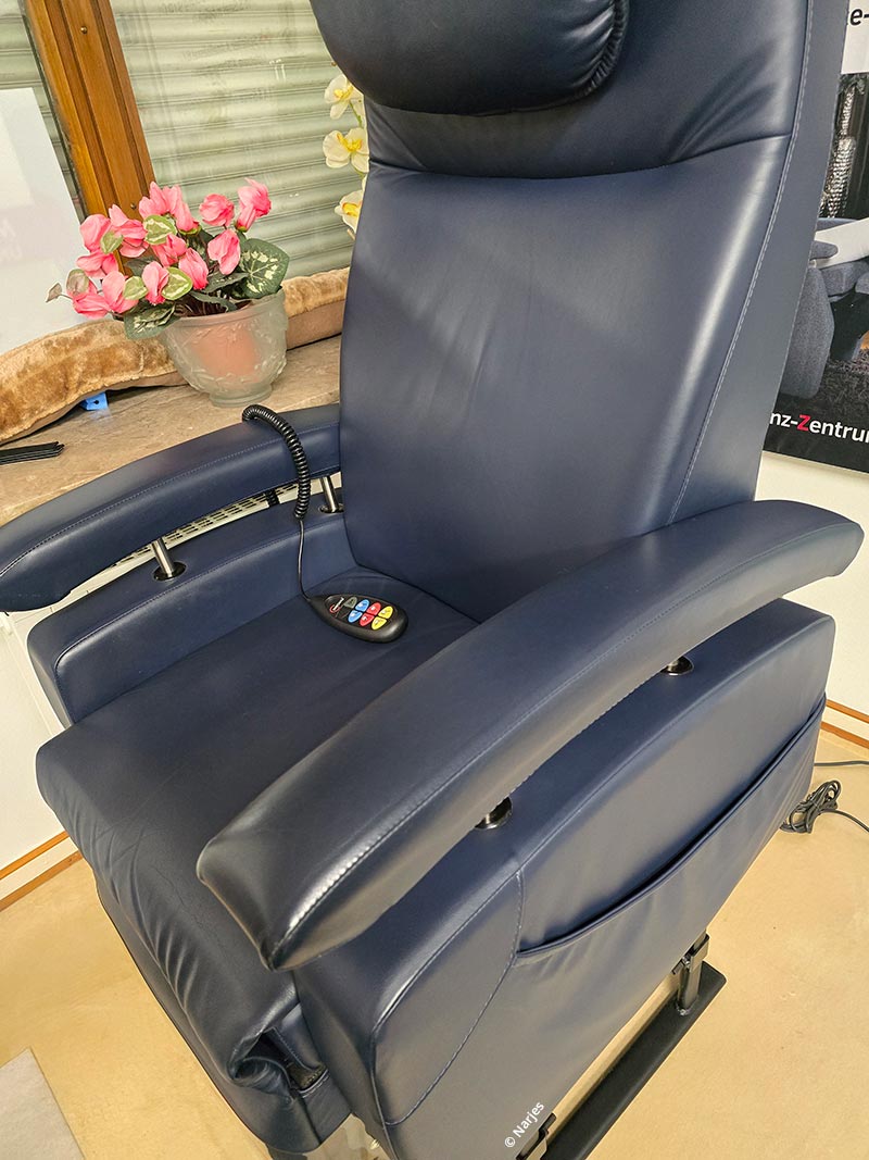 Fitform Pflegesessel 560 Vario, 3motorig, Ausstellungsstück, Aufstehlift