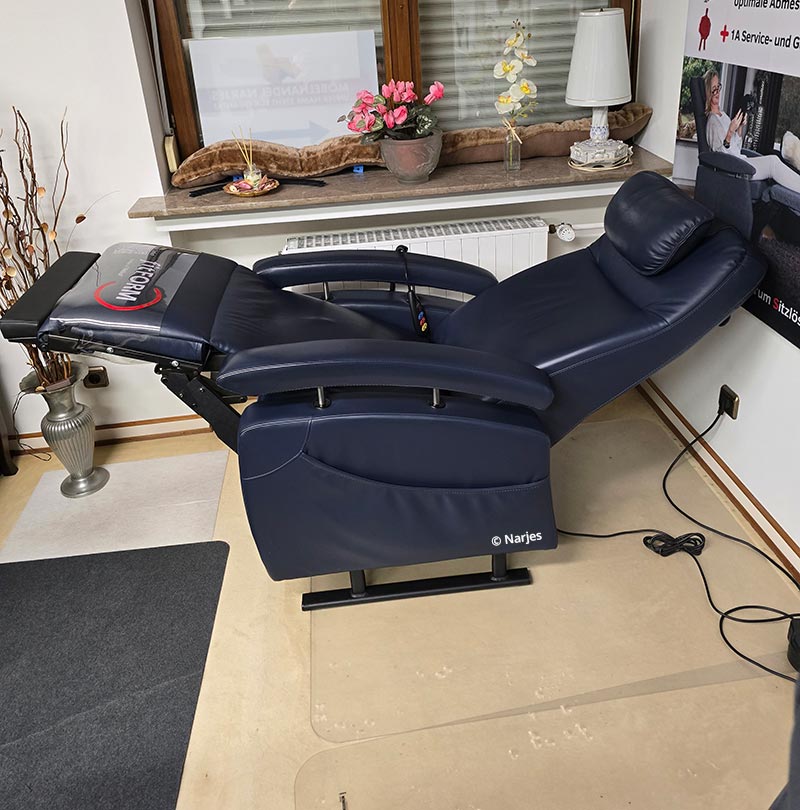 Fitform Pflegesessel 560 Vario, 3motorig, Ausstellungsstück, Herz-Waage-Position