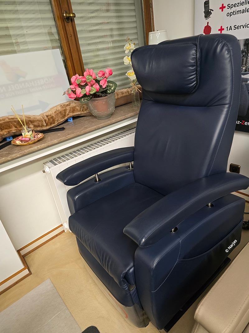 Fitform Pflegesessel 560 Vario, 3motorig, Ausstellungsstück, Echtleder dunkelblau