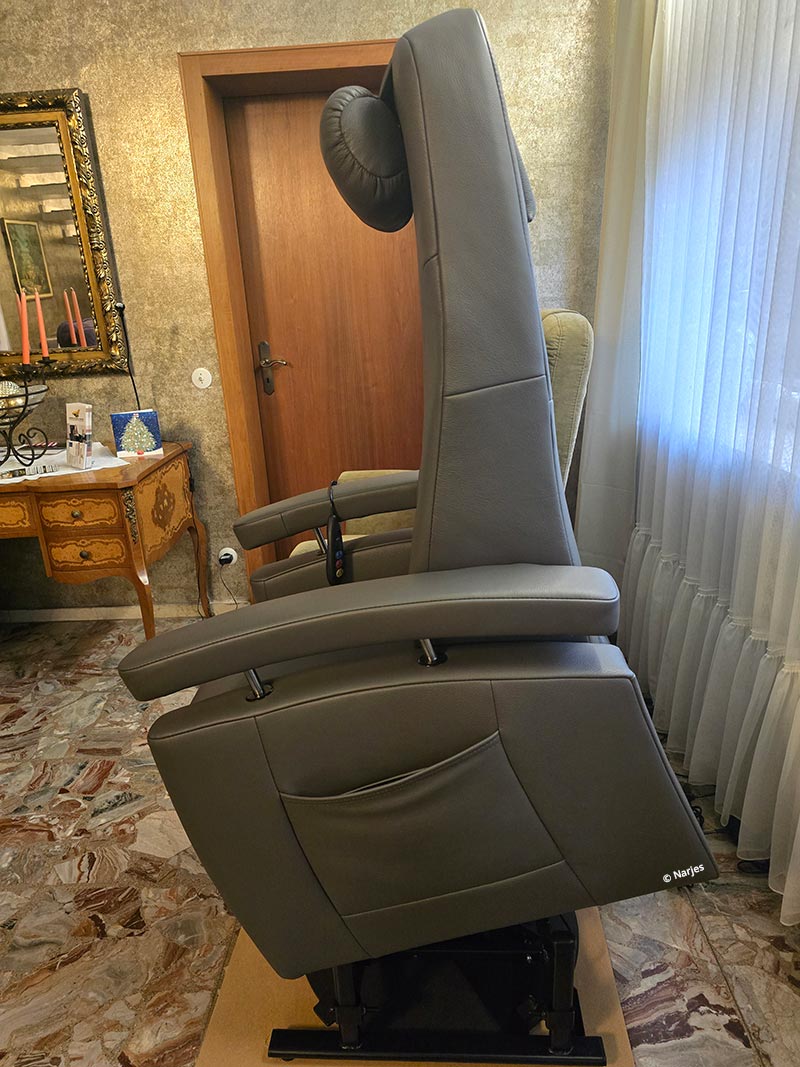 Aufstehsessel Fitform 570 Vario in Greyshadow Rindsleder, Aufstehposition