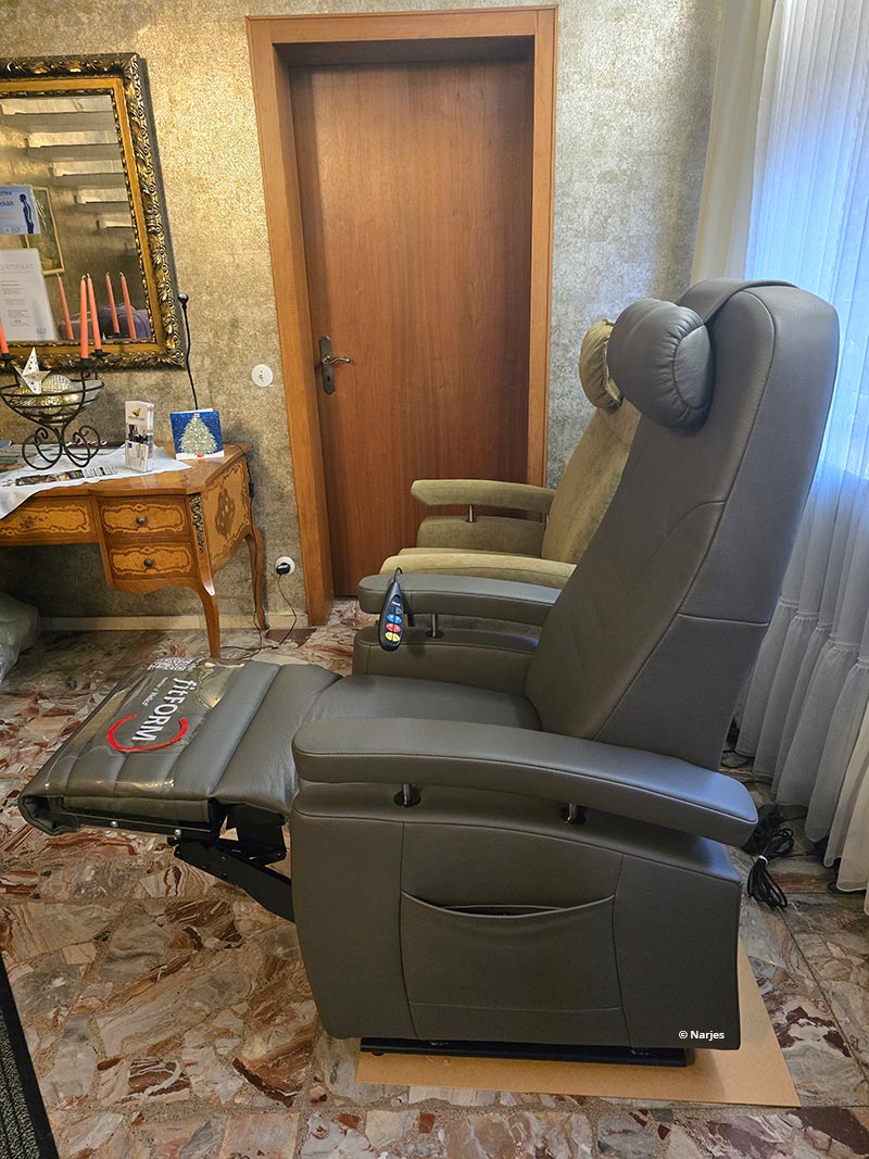 Aufstehsessel Fitform 570 Vario in Greyshadow Rindsleder, mit Fußstütze