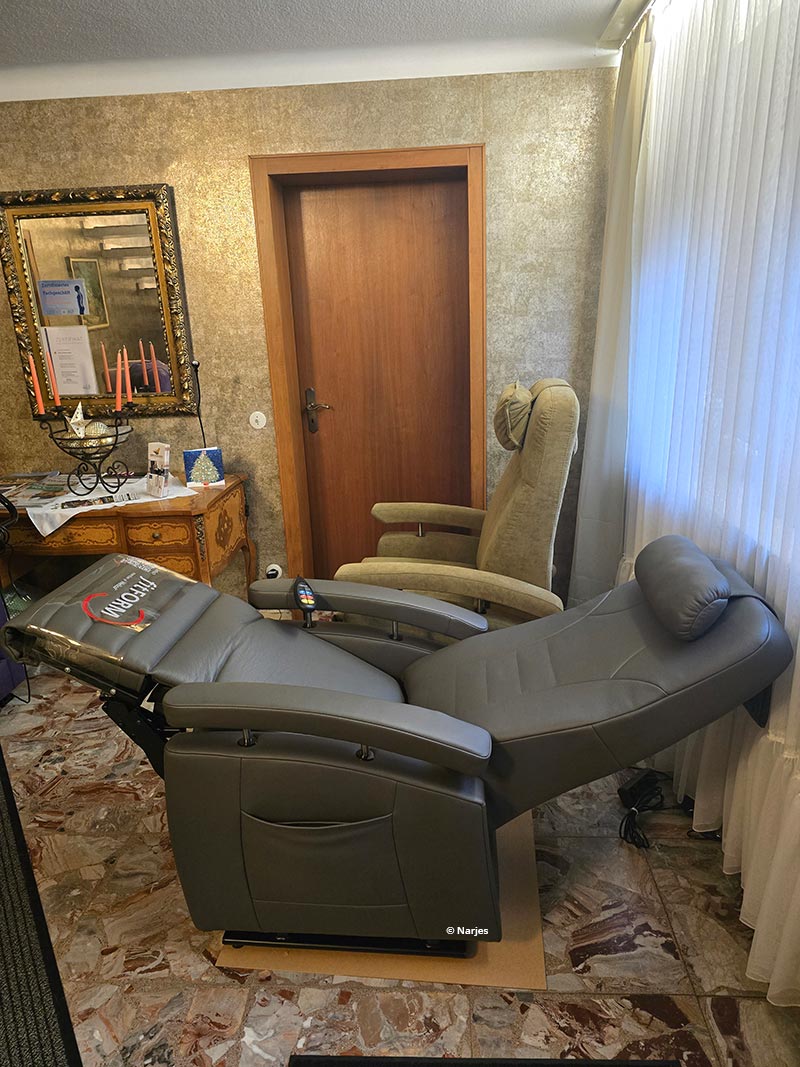 Pflegesessel Fitform 570 Vario in Greyshadow Rindsleder, Herz-Waage-Liegeposition