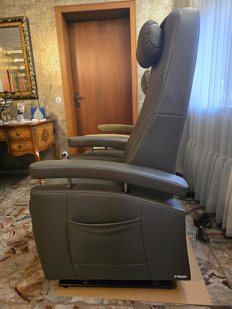 Aufstehsessel Fitform 570 Vario in Greyshadow Rindsleder, Sitzposition
