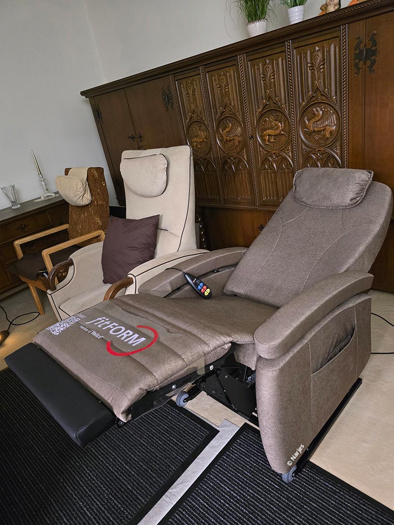 Pflegesessel, Aufstehsessel Fitform 570 Vario, Bezugsstoff: Niroxx-Lane, Herz-Waage-Liegeposition