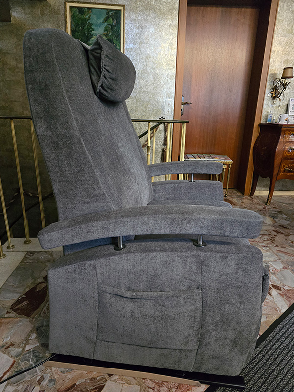 Pflegesessel Fitform Grande elektrisch verstellbar in grau extra breit.