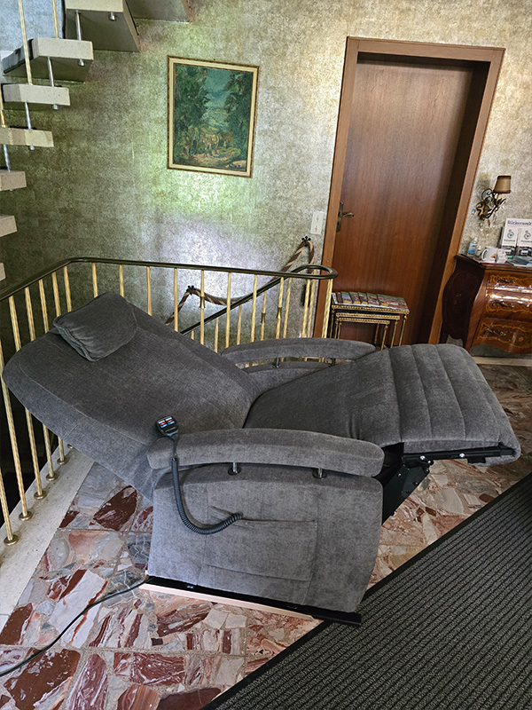 Pflegesessel Fitform Grande elektrisch verstellbar in grau extra breit.