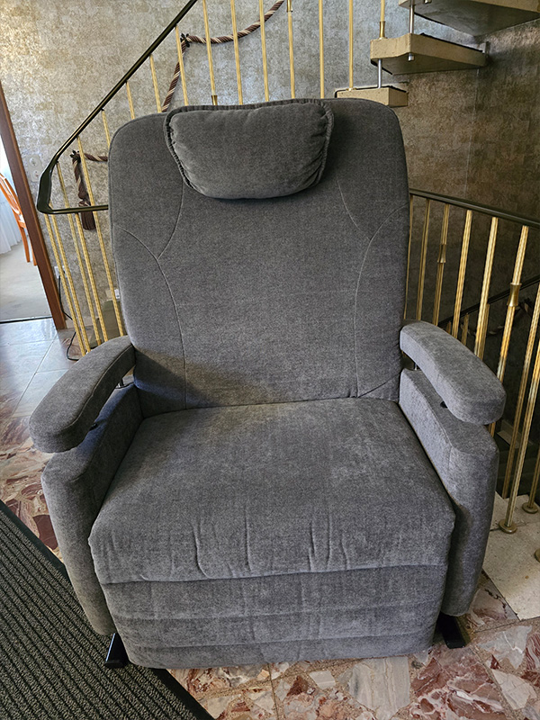 Pflegesessel Fitform Grande elektrisch verstellbar in grau extra breit.