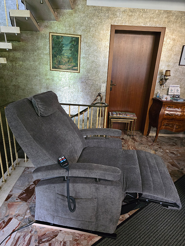 Pflegesessel Fitform Grande elektrisch verstellbar in grau extra breit.