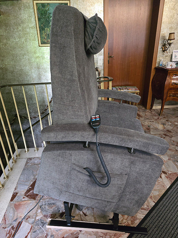 Pflegesessel Fitform Grande elektrisch verstellbar in grau extra breit.