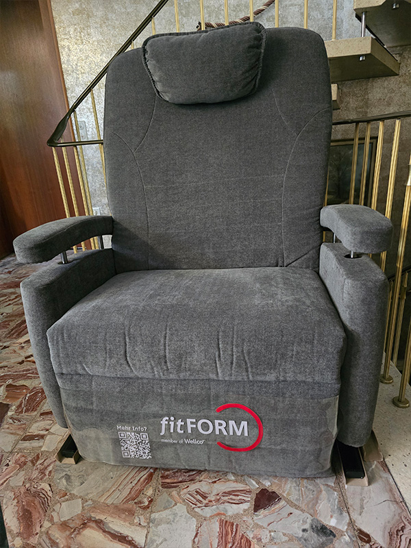 Aufstehsessel in XXL Farbe grau extra breit von Fitform.