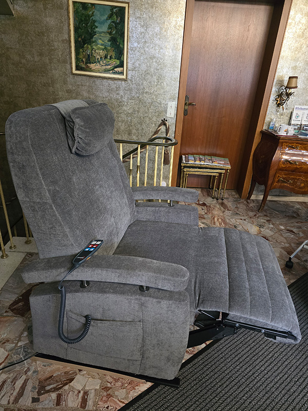 Pflegesessel Fitform Grande elektrisch verstellbar in grau extra breit.