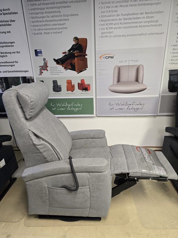 Pflegesessel Fitform 570 mit ILP Rückenlehne in hellgrau.