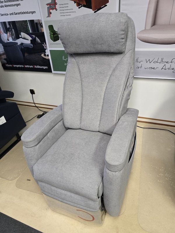 Pflegesessel Fitform 570 mit ILP Rückenlehne in hellgrau.