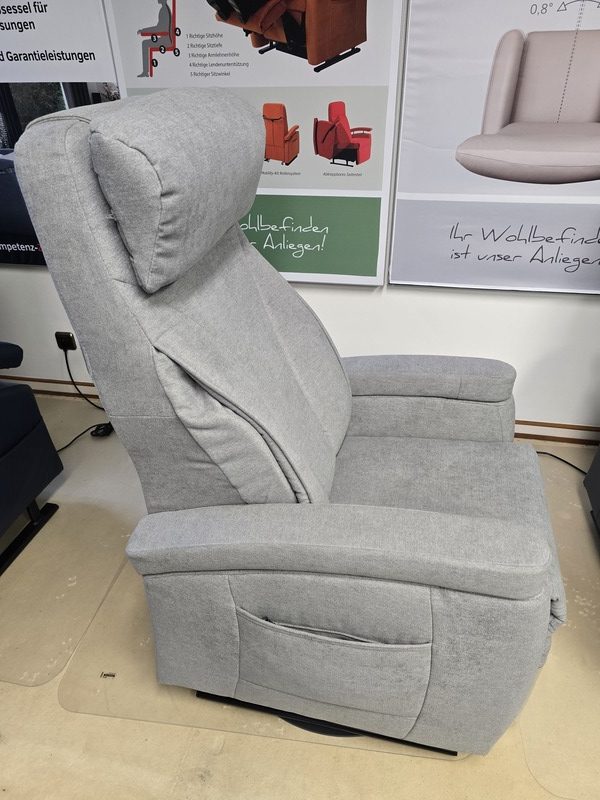 Pflegesessel Fitform 570 mit ILP Rückenlehne in hellgrau.