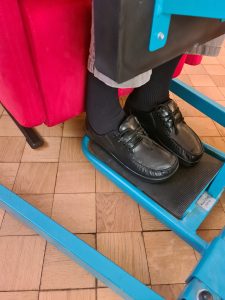 Patientenlifter Unterfahrbarkeit bei Pflegesessel.