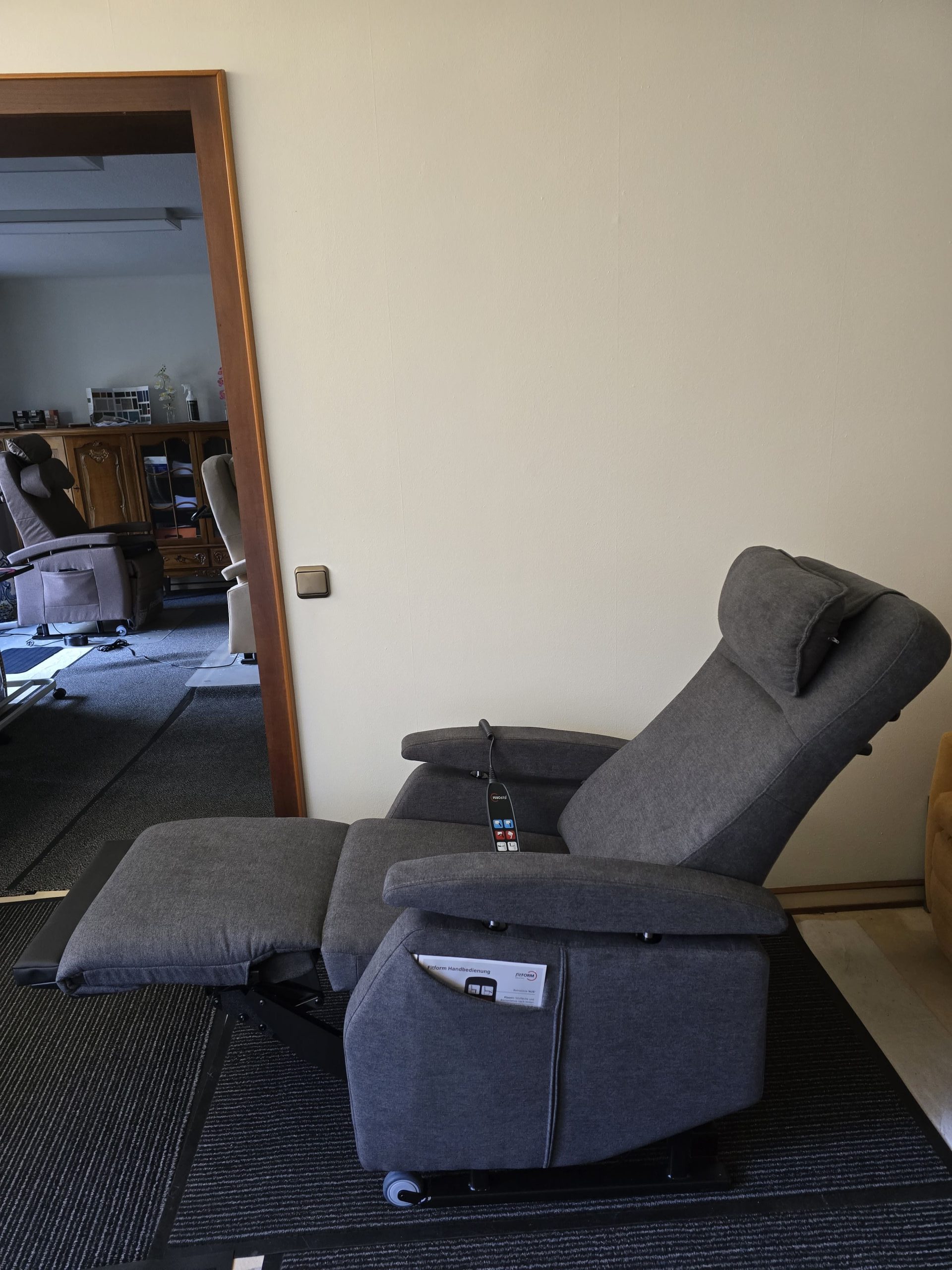 Fitform Pflegesessel Modell Vario 570 Farbe grau.