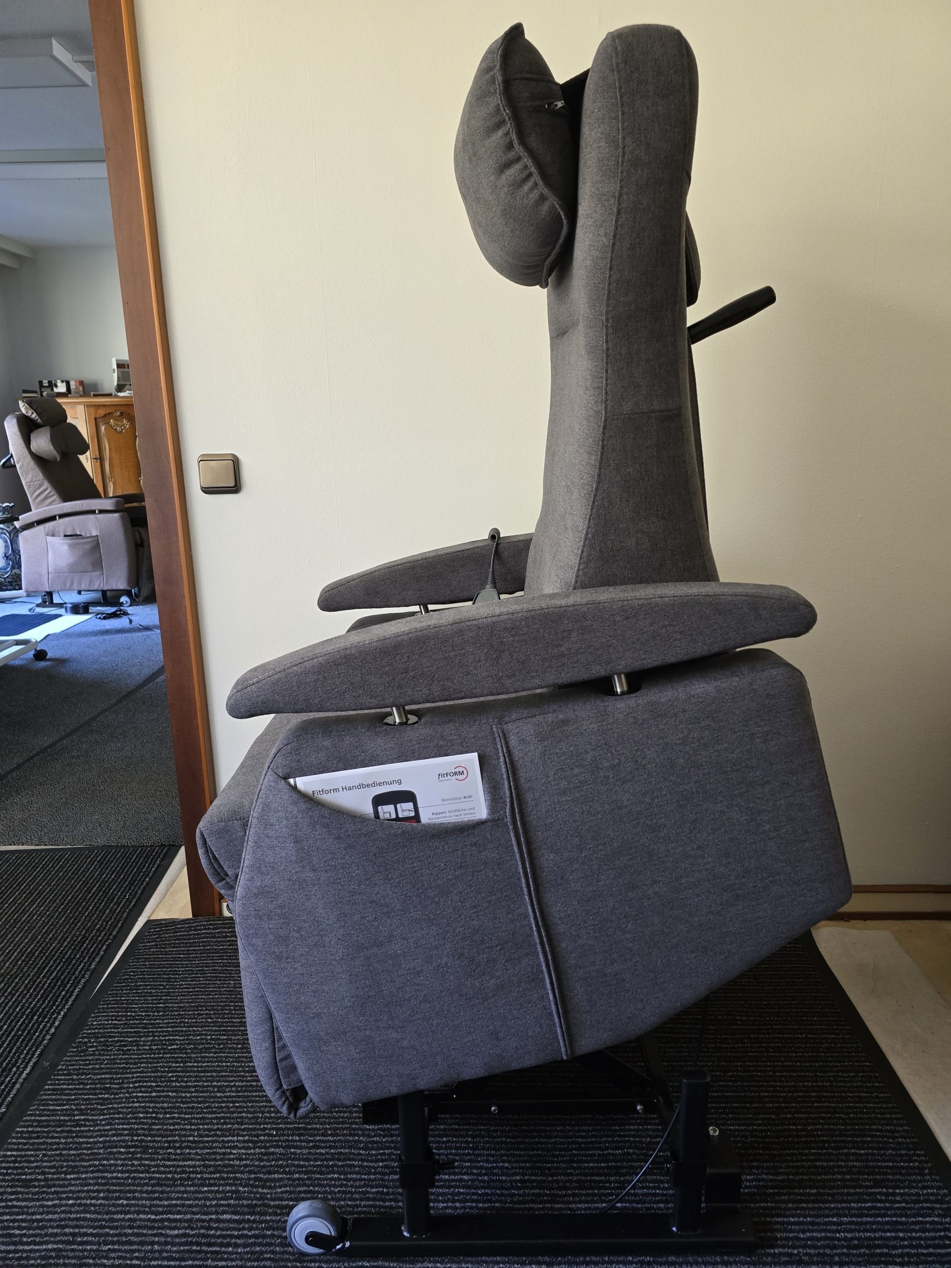 Fitform Pflegesessel Modell Vario 570 Farbe grau.