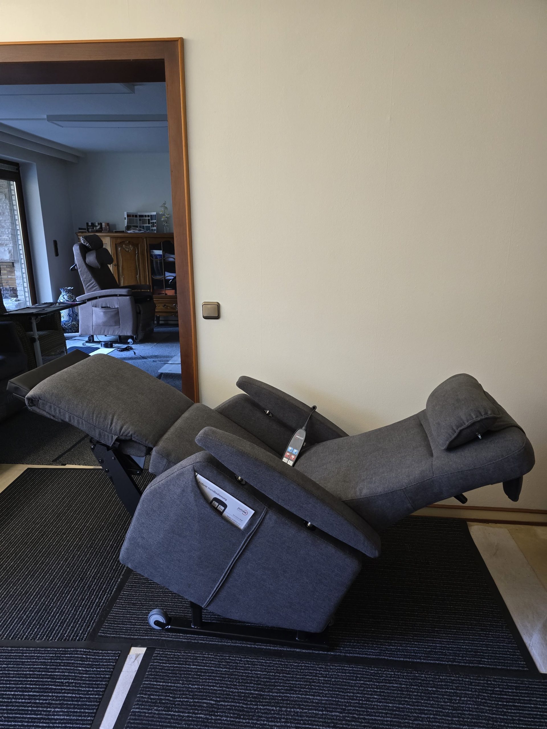 Fitform Pflegesessel Modell Vario 570 Farbe grau.