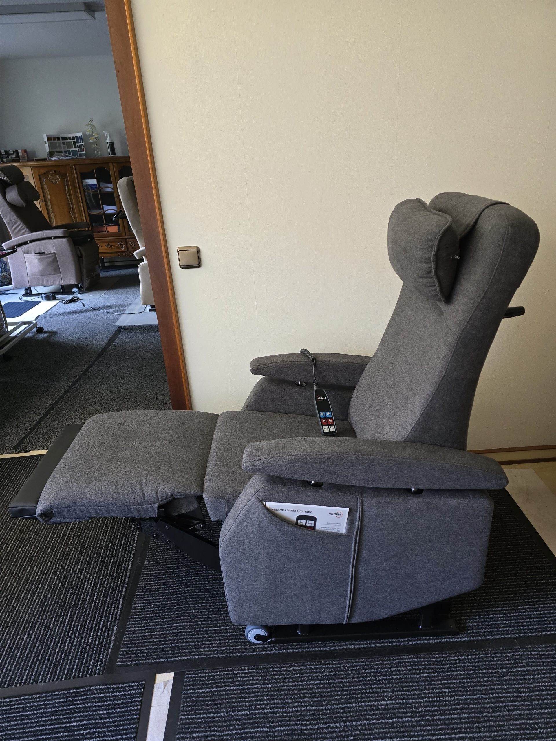 Fitform Pflegesessel Modell Vario 570 Farbe grau.