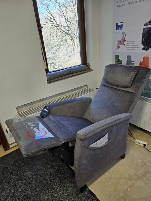 Pflegesessel Fitform 580 in grau.