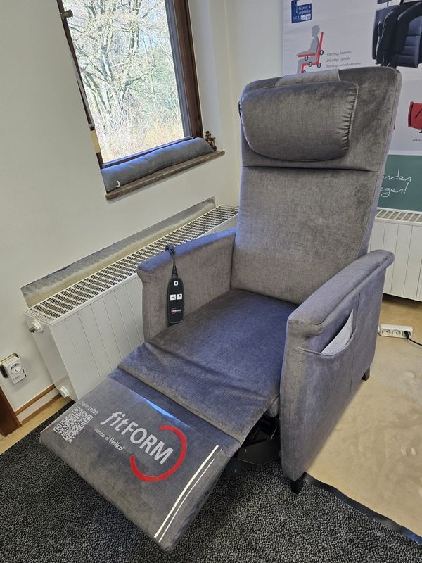 Pflegesessel Fitform 580 in grau.