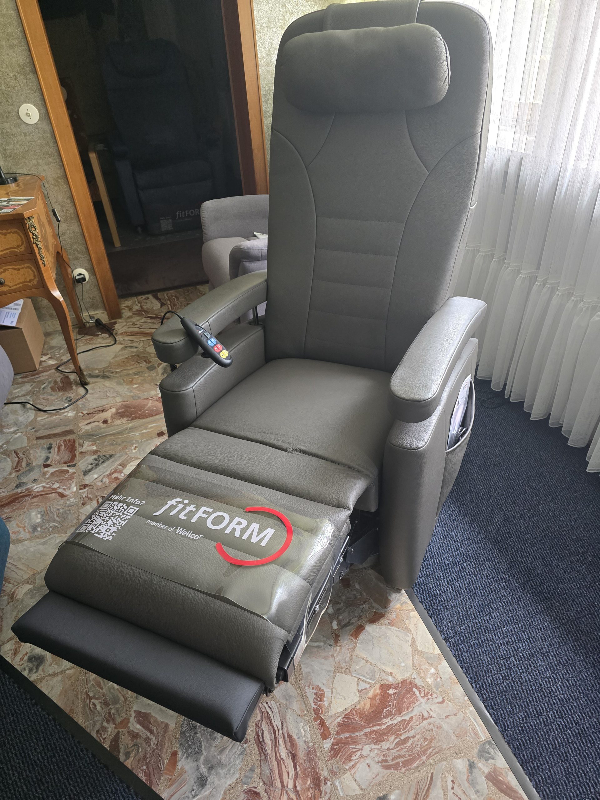 Pflegesessel Fitform 570 Vario, 3-motorig schwarz.
